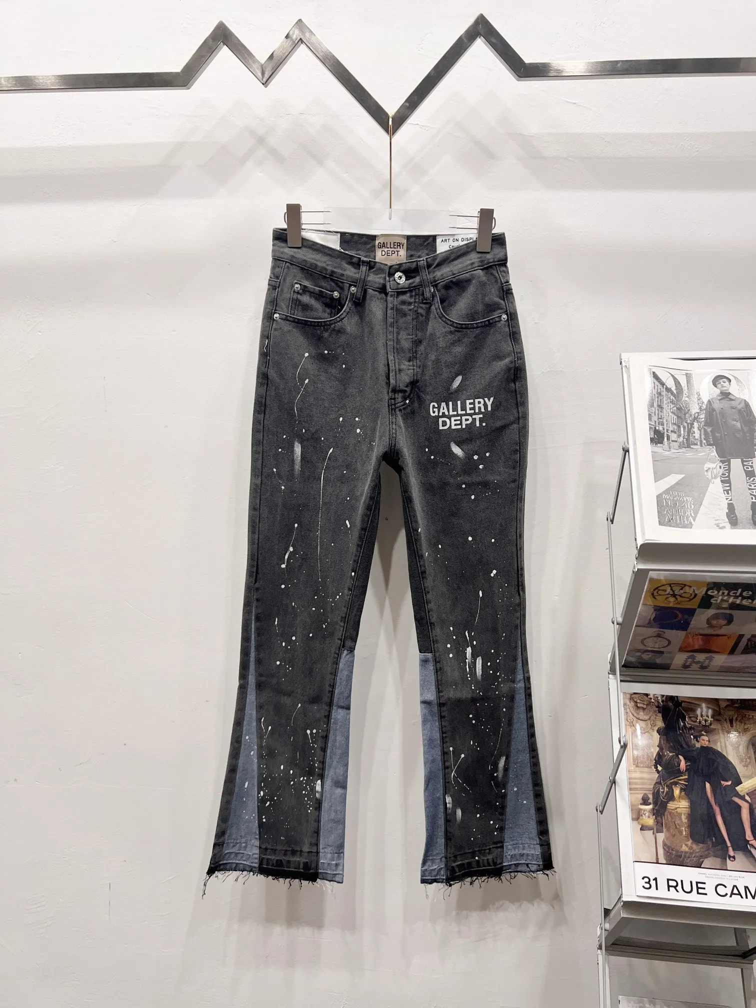 P240 Style number: (A001) GALLERY DEPT. 2025 new splash-ink hand-painted letters splicing couple style loose washed flared jeans 🔥High version🔥High version🔥 Top ceiling quality Styles with different washed textures are very friendly to people with thin legs and thick legs. The slightly flared version is very flattering. Moderate length that never goes out of style, easy to match with casually, basic styling for various styles, a must-have in the wardrobe! The fabric is stiff but also makes the upper body soft without losing texture. The washing process is even more perfect. It is a must-have item for everyone! ! ! Washed wheat, tag, pants label, three complete labels Color: washed black, washed blue Size: 28, 30, 32, 34 (four sizes)